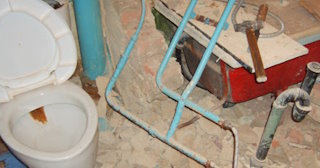 Профессиональный демонтаж перегородки ванной и туалета в Сосновом Бору - от 574 рублей